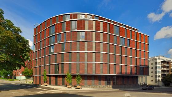 Development of a less polluting, automated façade system integrated into building managements systems