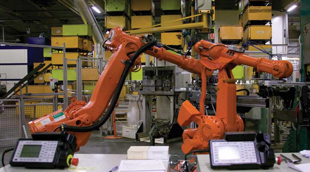 Organgefarget industrirobot i arbeid