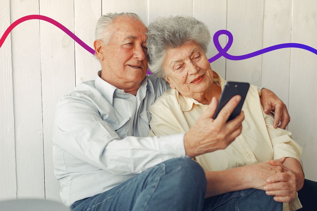 Et eldre par ser på et kommunikasjonsverktøy