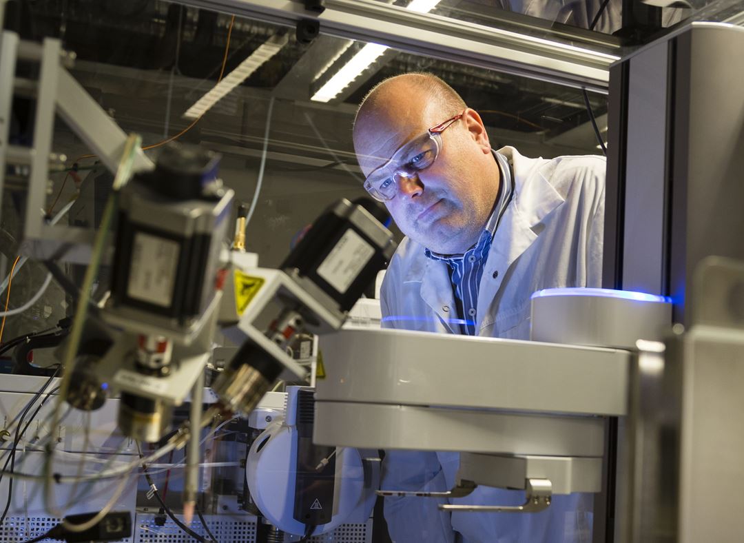 Mann på laboratorium