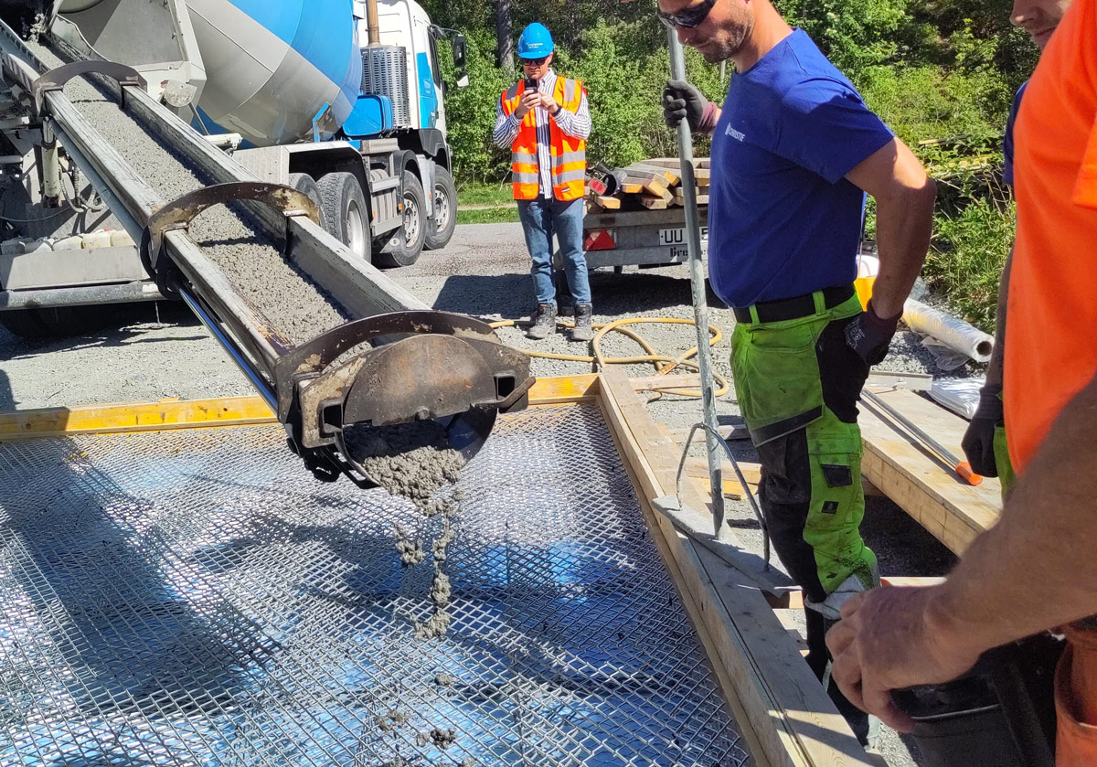 Støpte betongplate med vulkansk aske