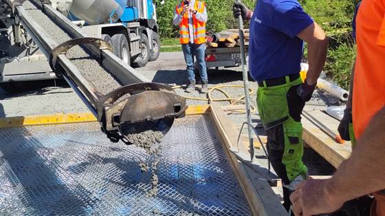 Støpte betongplate med vulkansk aske