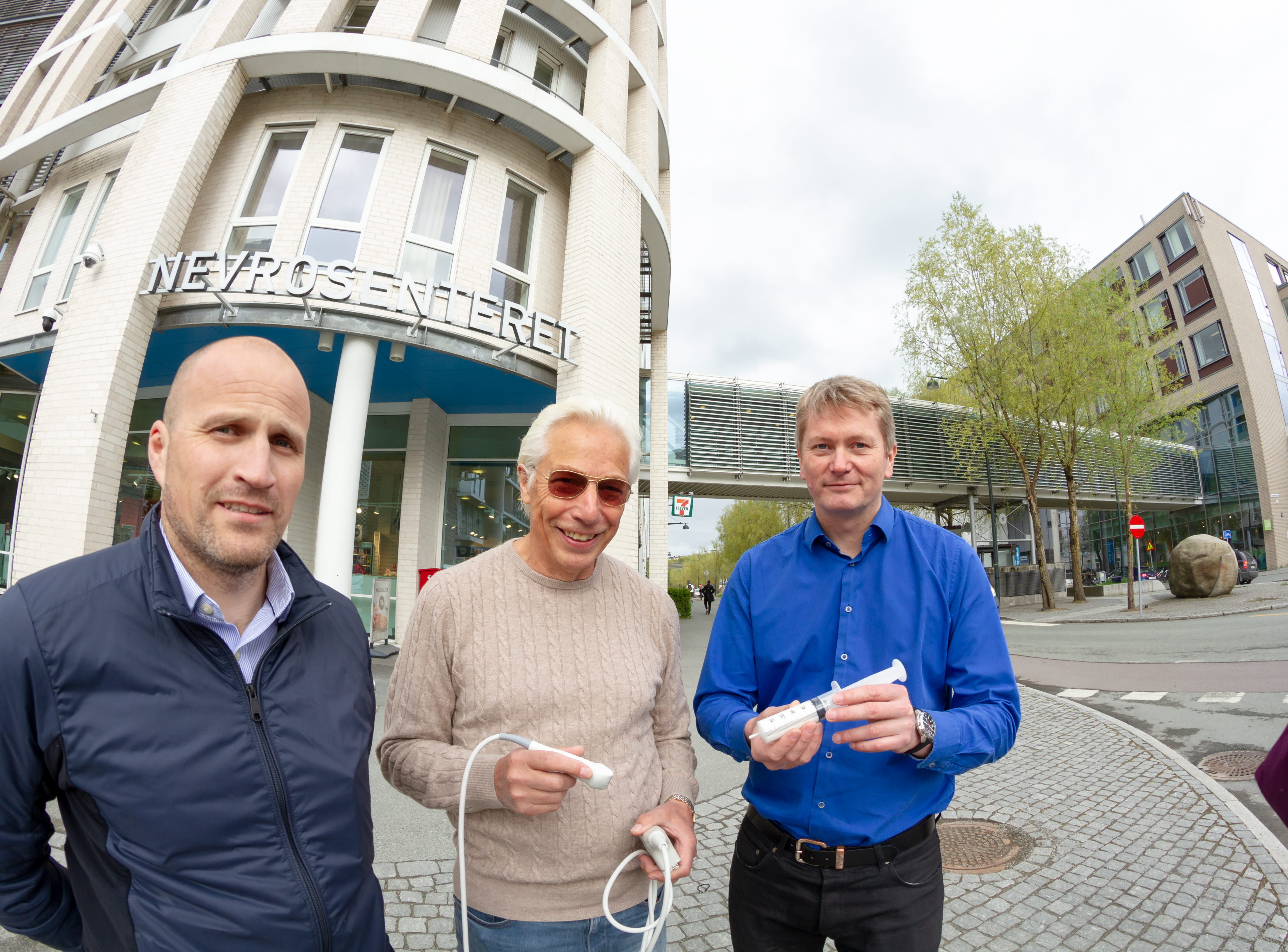 Oppfinnerne Geirmund Unsgård (i midten) og Tormod Selbekk (til høyre) har utviklet en utralydvæske som gir kirurger bedre bilder underveis i operasjoner, noe som fører til at mer av hjernesvulsten blir fjernet. Investeringssjef Inge Gangås i SINTEF (til venstre) har blant annet bidratt til å få på plass kapital. 