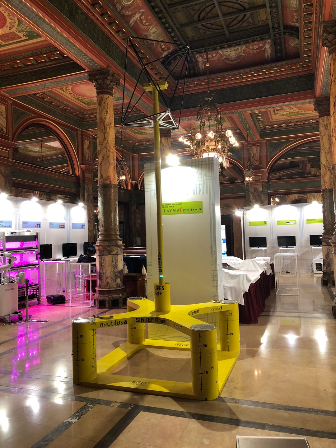 en fire meter høy modell av en offshore vindturbin