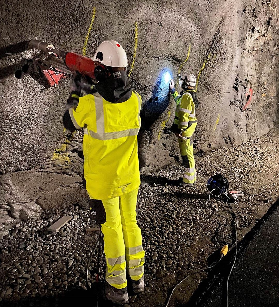 Her bores kjerneprøver av sprøytebetong i en tunnel i Svorkmo.  Foto: SINTEF 