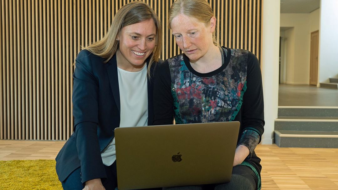 Signe Riemer-Sørensen (to the right) at SINTEF Digital is responsible for managing the network. Here together with former colleague Anne Marthine Rustad. Image: SINTEF / Georg Mathisen