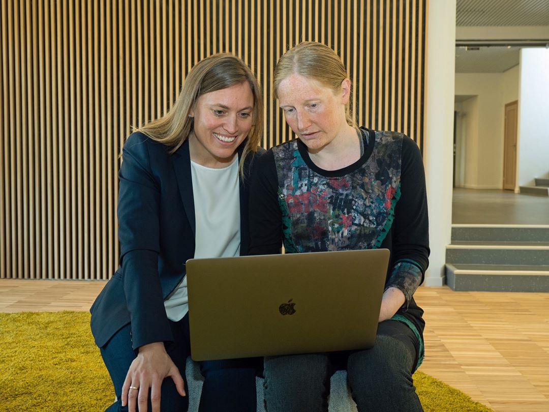 Signe Riemer-Sørensen (to the right) at SINTEF Digital is responsible for managing the network. Here together with former colleague Anne Marthine Rustad. Image: SINTEF / Georg Mathisen
