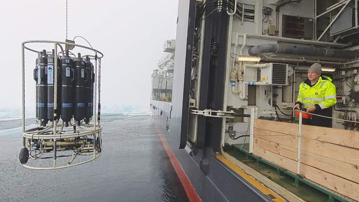Begge skip har nå Begge skipene har nå forlatt Aurora-området. De har samarbeidet på vei sørover både med isbryting, mens Kronprins Haakon tar vannprøver. På bildet: Svein Are Simonsen (HI) henter opp en CTD-rosett fylt med vannprøver.