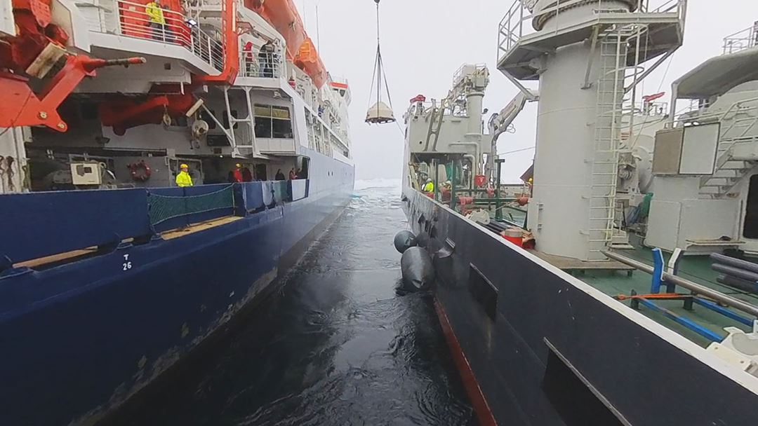 Neste på lista var en målebøye som vår franske kollega om bord Matthieu Labaste (CNRS-LOCEAN) hadde med seg. Siden vi ikke kommer oss lengre nord på grunn av isforholdene kan ikke målebøyen settes ut, men ved å overføre den til Polarstern sikrer Matthieu at den får en sjanse til å bli satt ut når det tyske skipet drar på sitt neste tokt. Overføringsoperasjonen gikk knirkefritt.