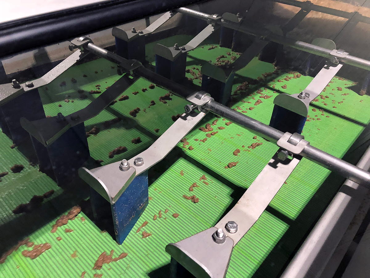 Oppdrettsmerd med lettbåt