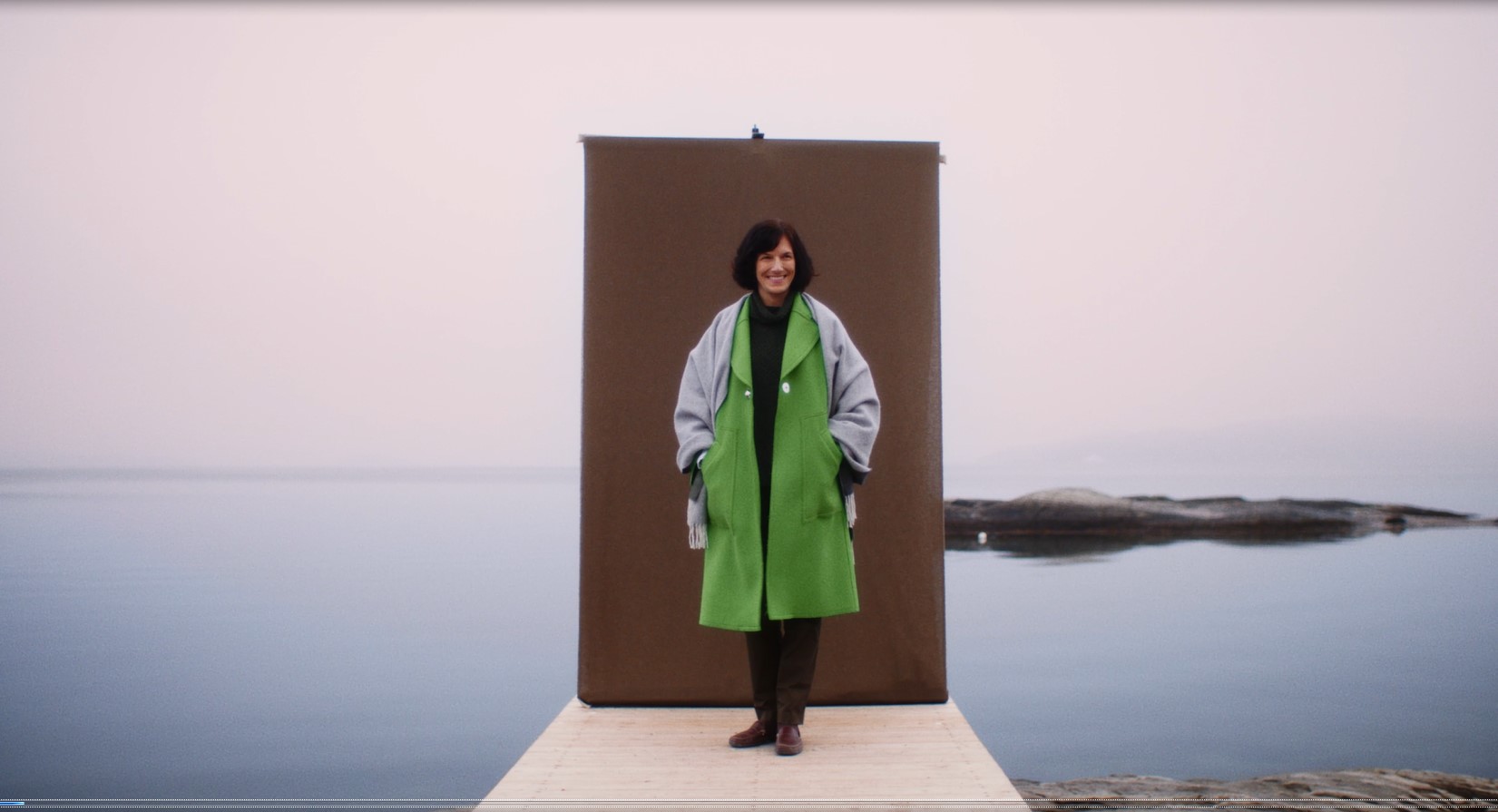 Kvinne som står ved havet