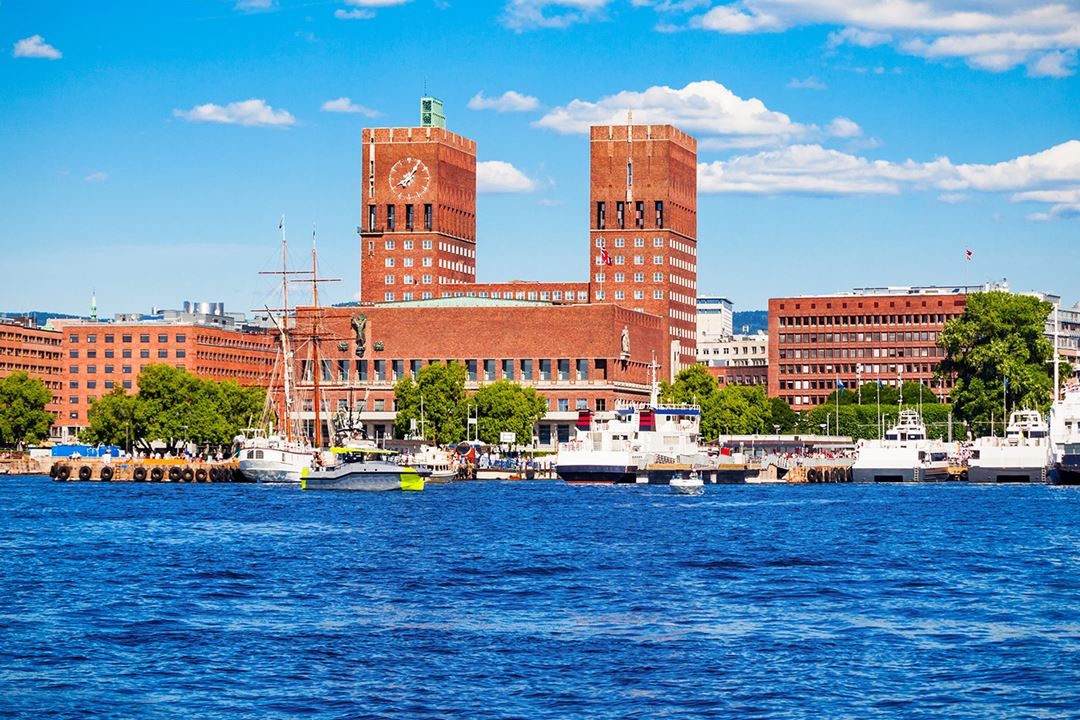 Oslo rådhus sett fra sjøen