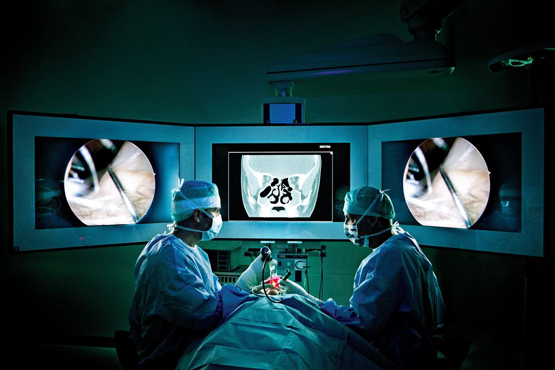 Kirurger utfører kikkhullskirurgi i Framtidas operasjonsstue på St. Olavs Hospital