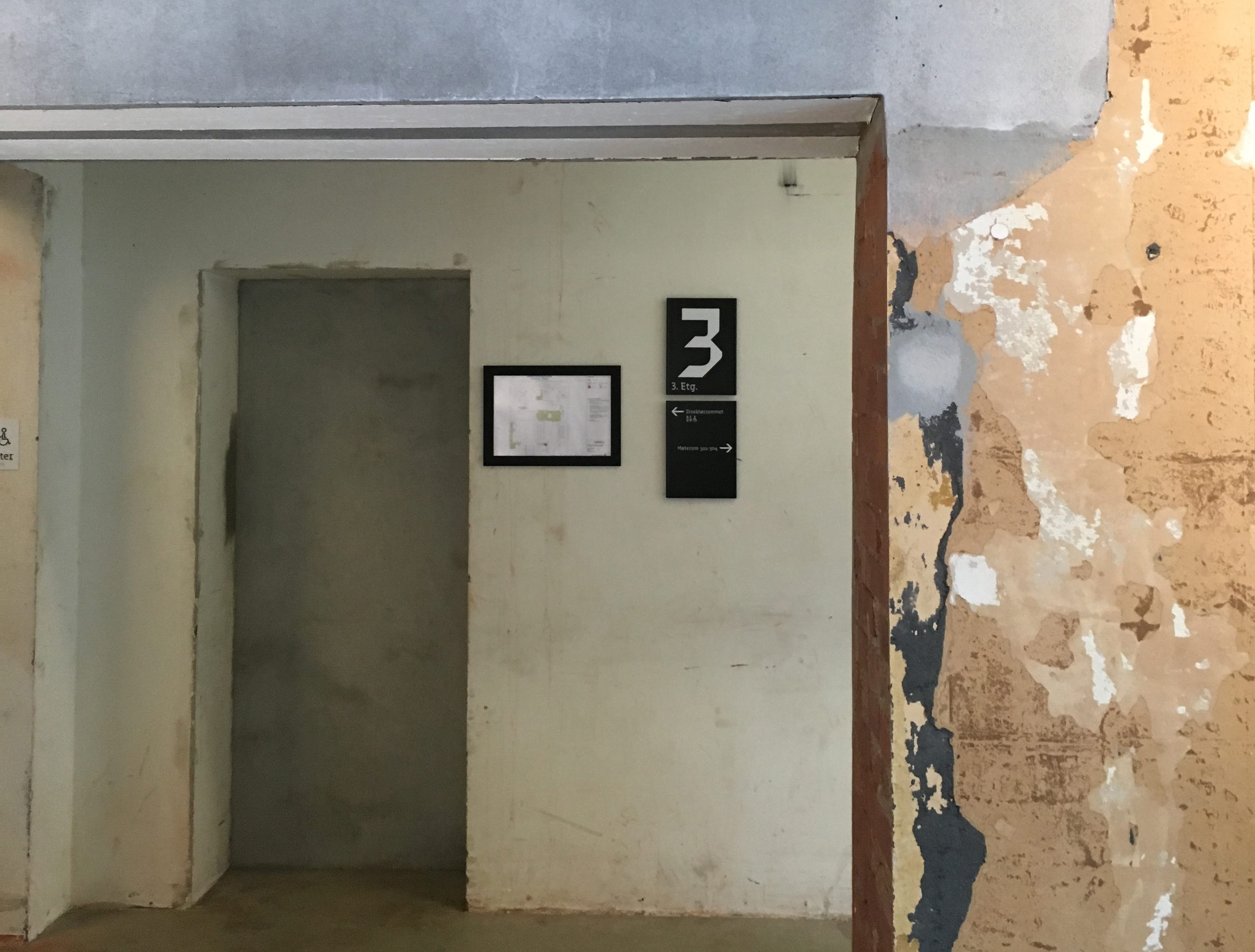 Slik brukes lys farger og kontraster for å markere dør, korridor og etasje på Sentralen i Oslo