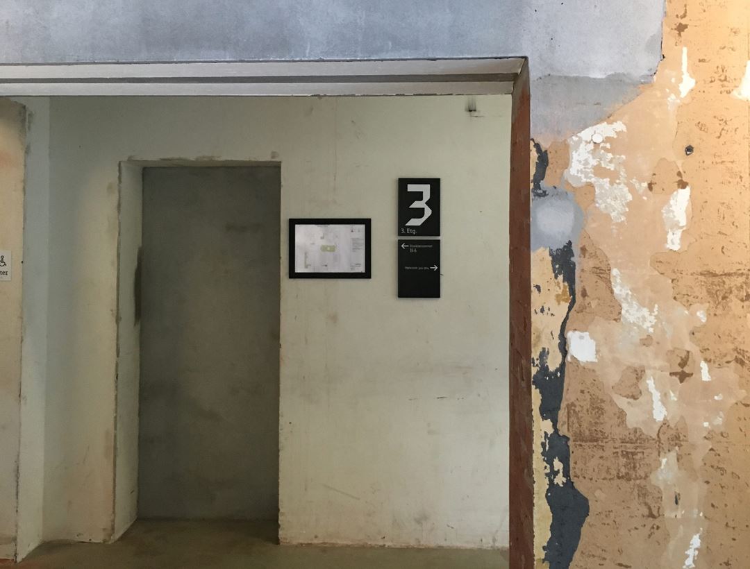 Slik brukes lys farger og kontraster for å markere dør, korridor og etasje på Sentralen i Oslo