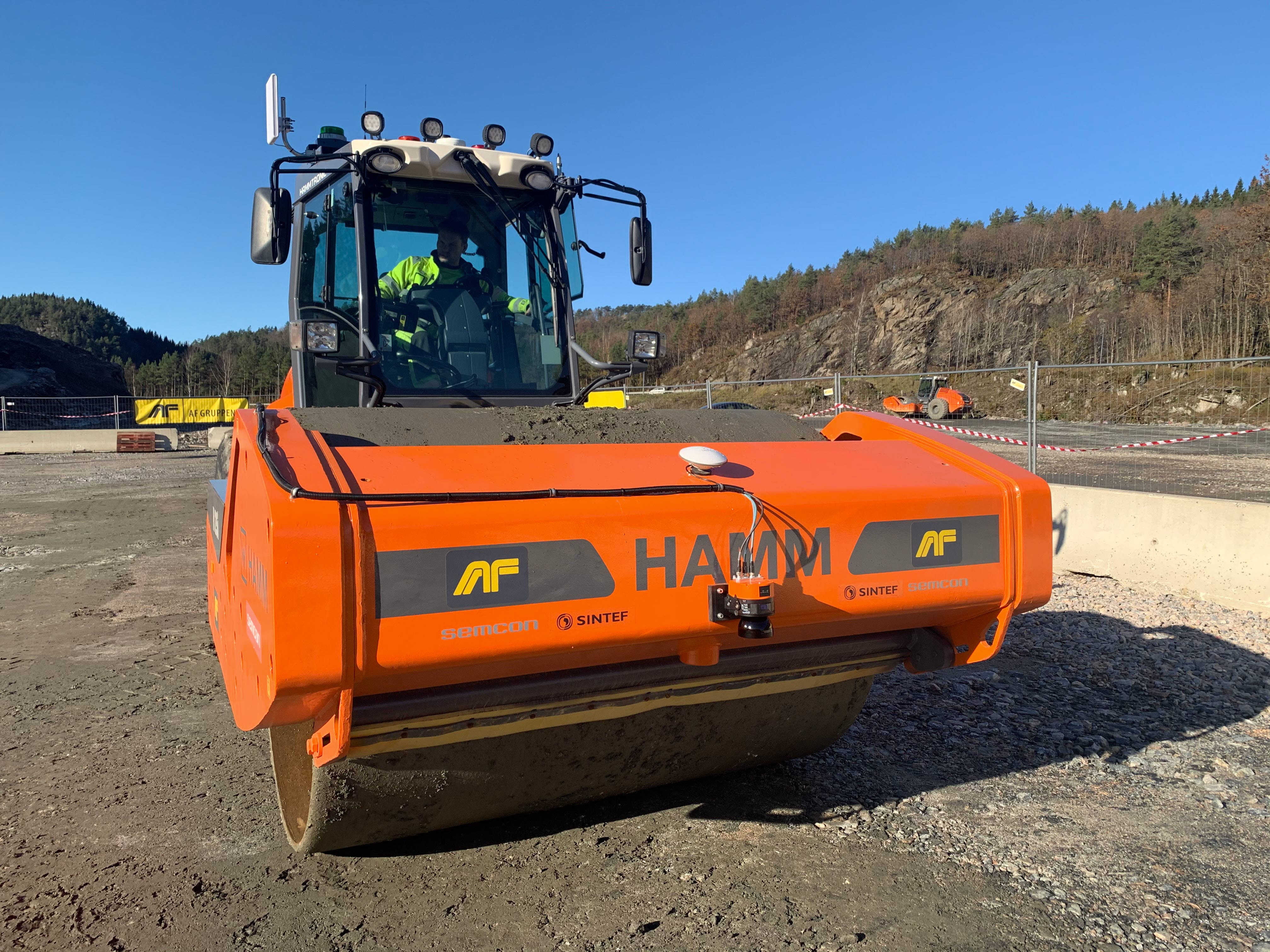 Selvkjørende vals på anleggsplass