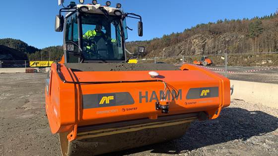 Verdens første selvkjørende vals testes ut på anleggsplass