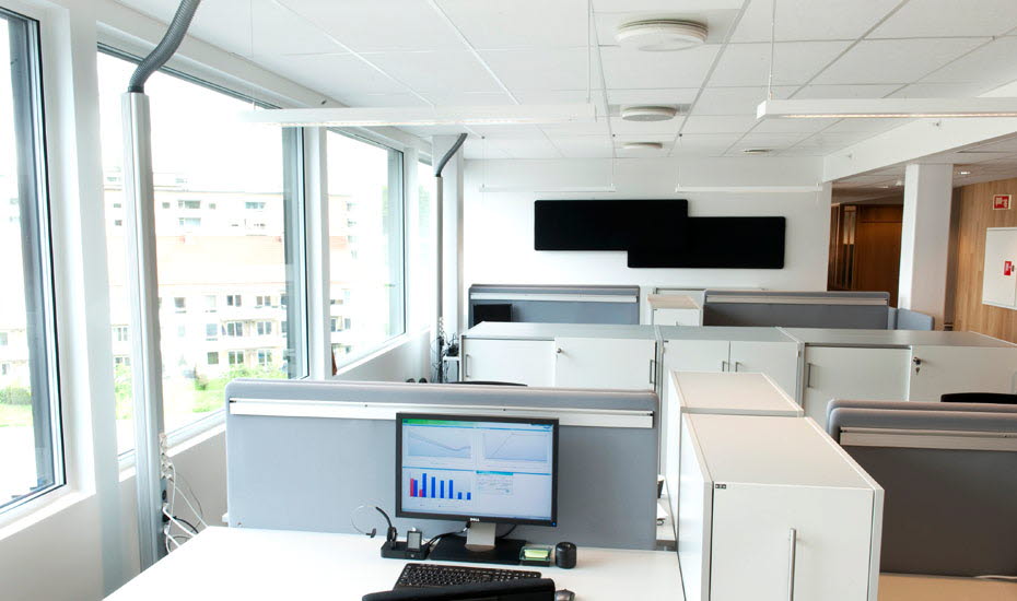 Åpent kontorlandskap med oppvarming via tilluft