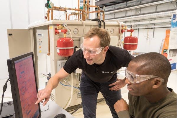 Christian Schlemminger og Opeyemi Bamigbetan som på denne tiden var NTNU PhD-kandidat. Han jobber i dag for Gether AS i Oslo