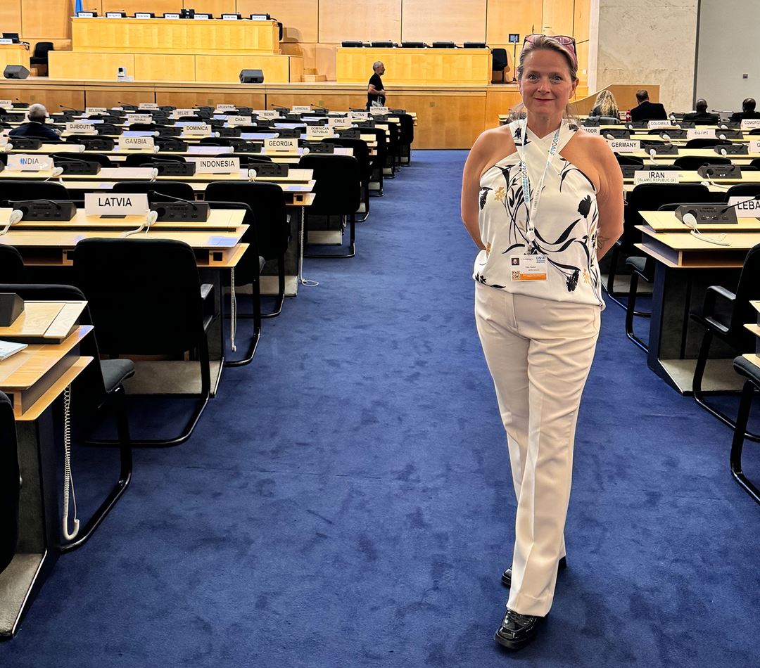 Rachel Haug Fossbakk i forhandlingssalen i Genève.