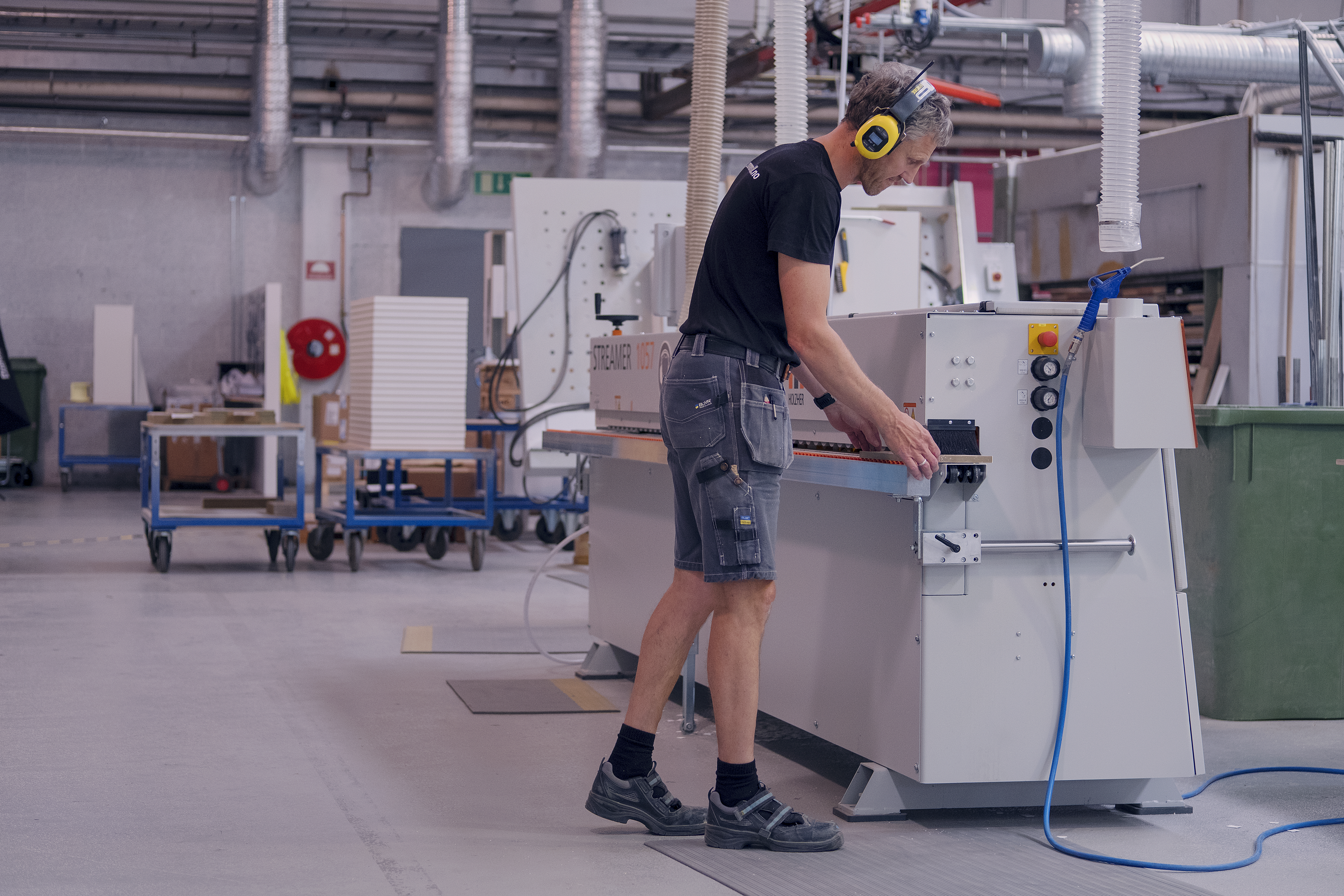 Hos Røros Metall produserer de kjøkkenviftene akkurat i den formen og fargen som kunden vil ha. Etter at de startet med dette, som kalles masseprodusert skreddersøm, doblet de salget. Foto: Røros Metall