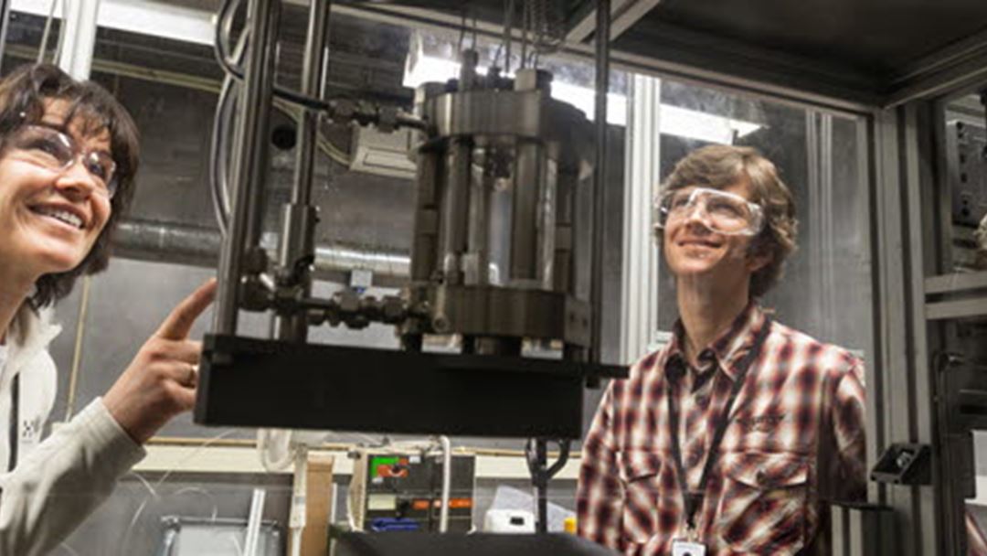 Mona J. Mølnvik (IMPACTS Coordinator) and Svend Tollak Munkejord demonstrating the CO2 mixture phase equilibrium cell at SINTEF Energy Research.