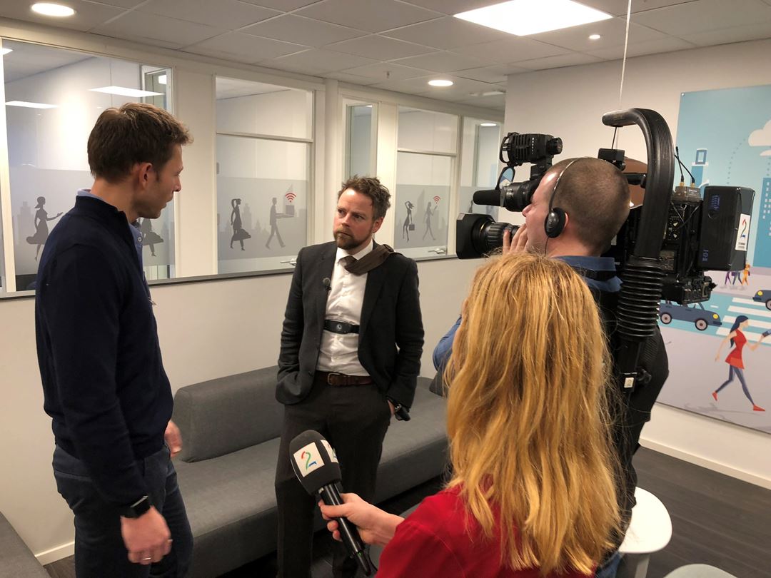 Næringsministeren tester den nye sensoren, mens daglig leder Espen Westgaard i Datek blir intervjuet av TV2.