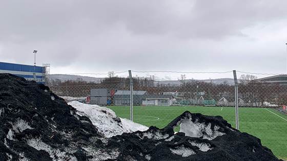 Forskere er fornøyde med gjennomslag i strengere forskrift for mikroplastutslipp fra kunstgressbaner