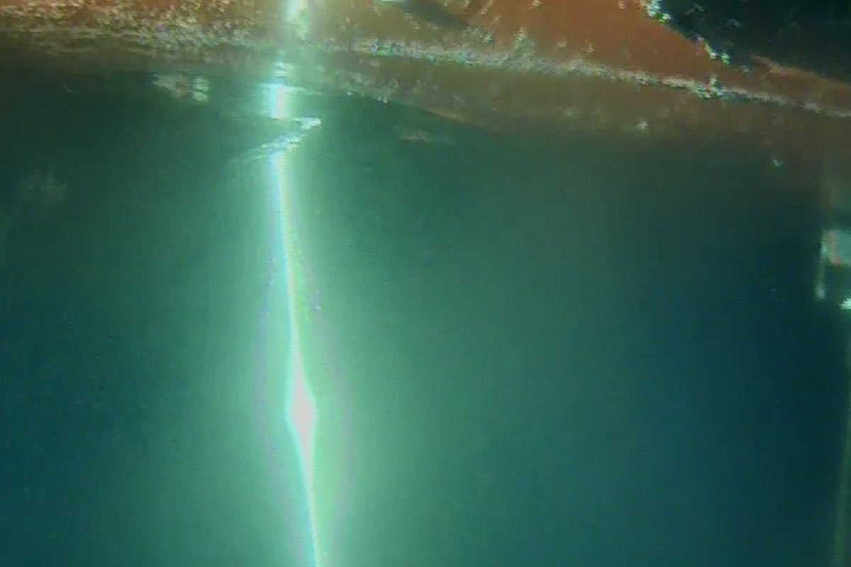 Vi kan nå vise et bilde fra gårsdagens dykkeoperasjon. Dette bildet er fra kameraet som er festet på dykkerens hjelm. Øverst ser man skroget. Det lyse stripen er lyset som reflekterer på det bøyde stålrøret. Øverst ser man kuttet dykkerne gjorde.