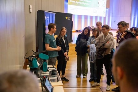 En gruppe mennesker som ser på utstilling