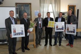 Glade vinnere - og stolt prisutdeler: Fra venstre Petter E. Røkke og Armin Hafner, begge fra SINTEF Energi, varaordfører og seremonimiester Knut Fagerbakke, Eivind Bustad fra Rema Eiendomsutvikling Nord, Bjørnar Strand fra Rema 1000 og Terje Steen fra Rema Eiendomsutvikling Nord.