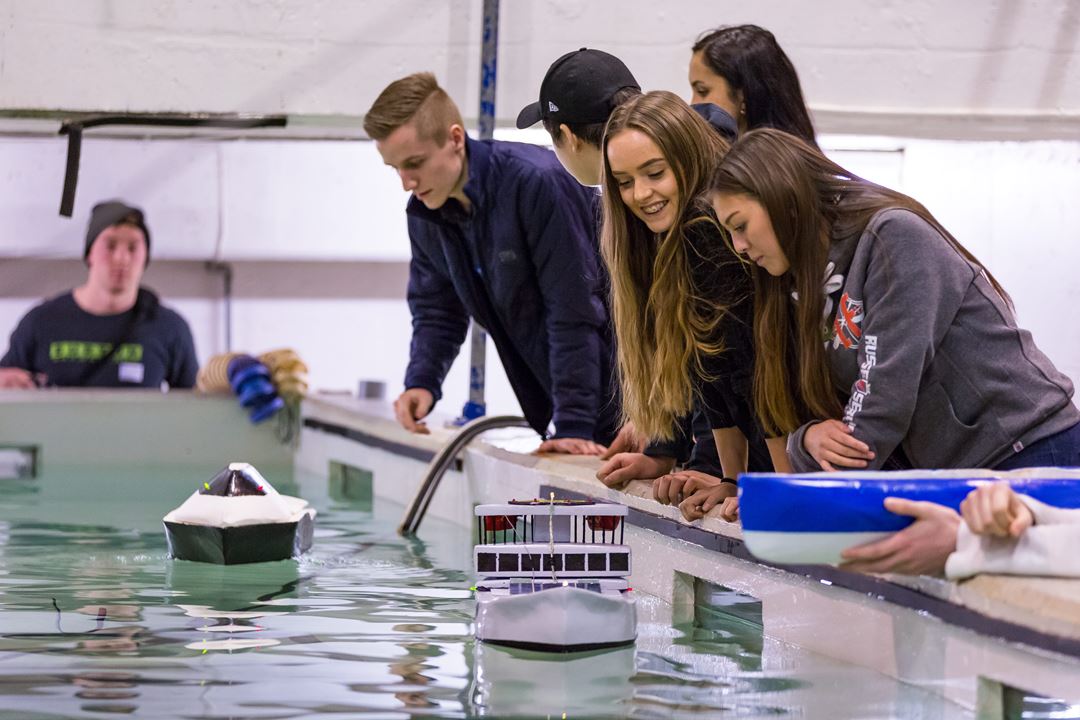 Ungdommer som kjører radiostyrte båtmodeller i Skibsmodelltanken på Ocean Space Race 2016