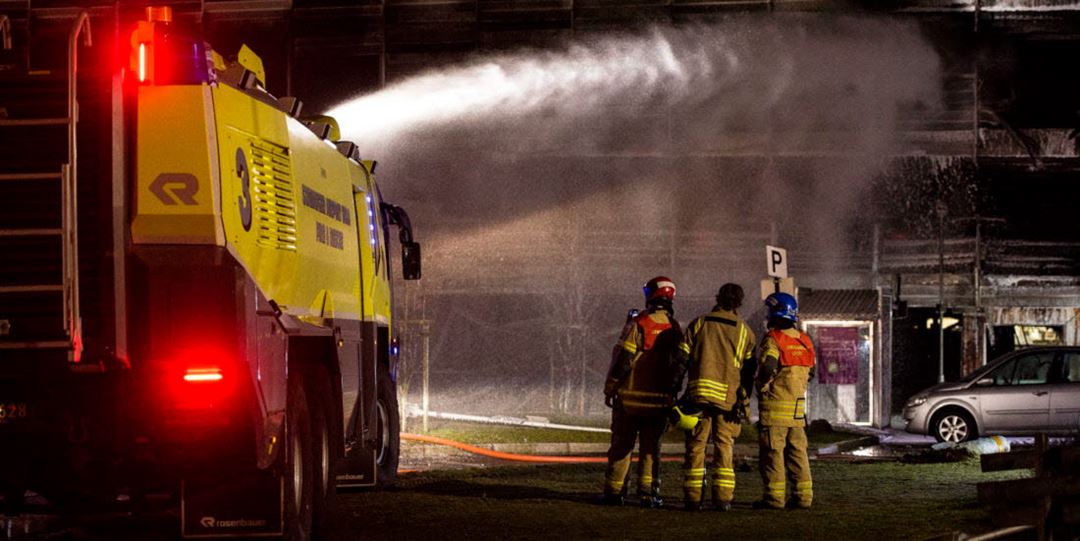 Brannbil som slukker brann