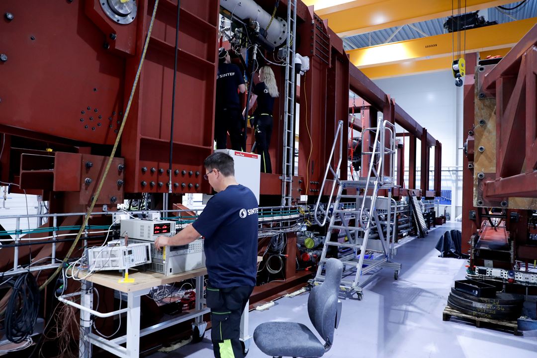 Researchers working at the test rig in the Marine structures laboratory. Photo: Kai T. Dragland