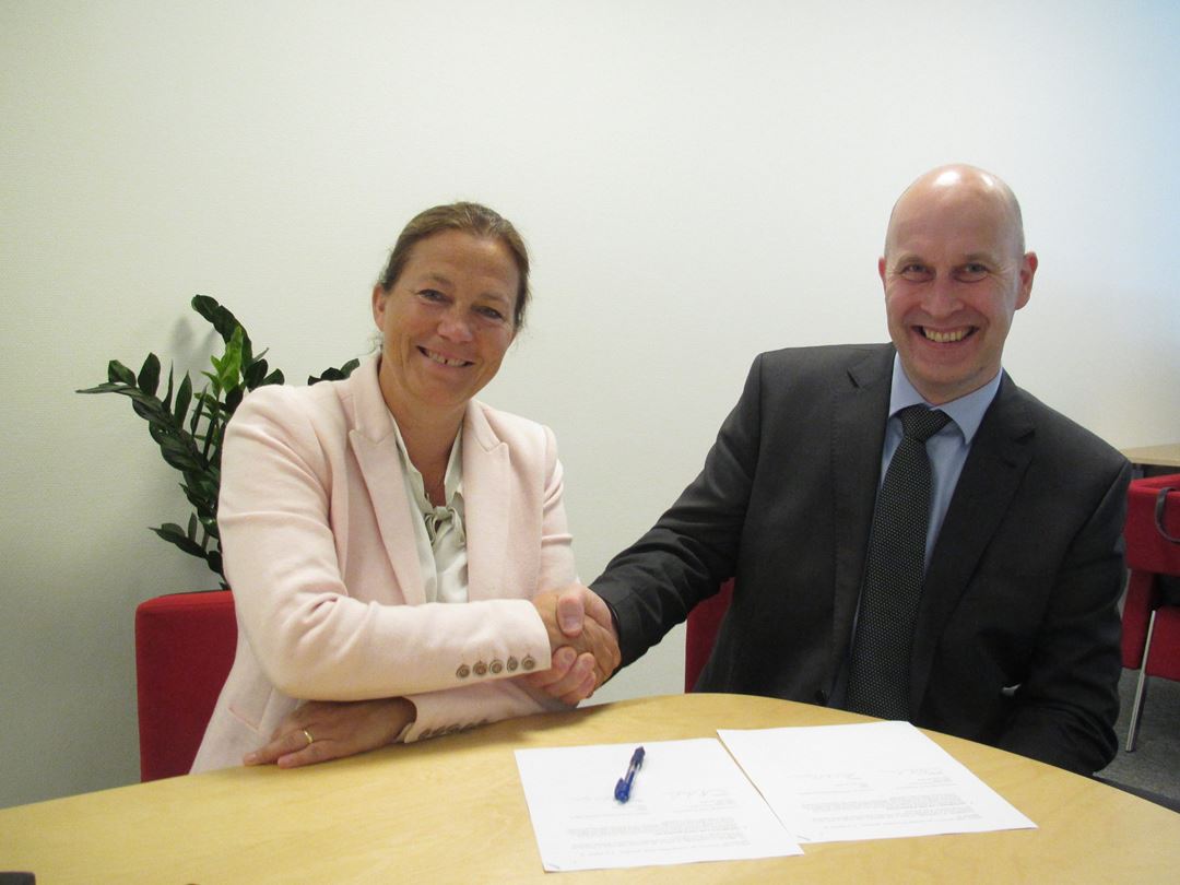 SINTEFs konsernsjef Alexandra Bech Gjørv og TCMs administrerende direktør Ernst Petter Axelsen signerer avtalen.