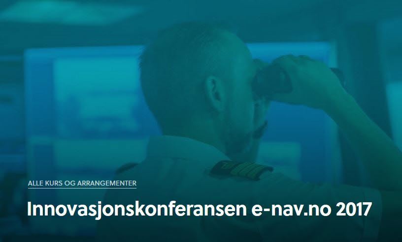 Bilde av en person med kikkert på et skip