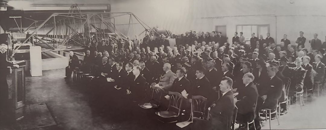 Historisk bilde fra 1939 med mange dresskledde menn.