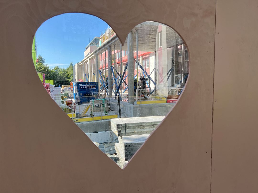 et hjerteformet kikkehull inn på byggeplassen