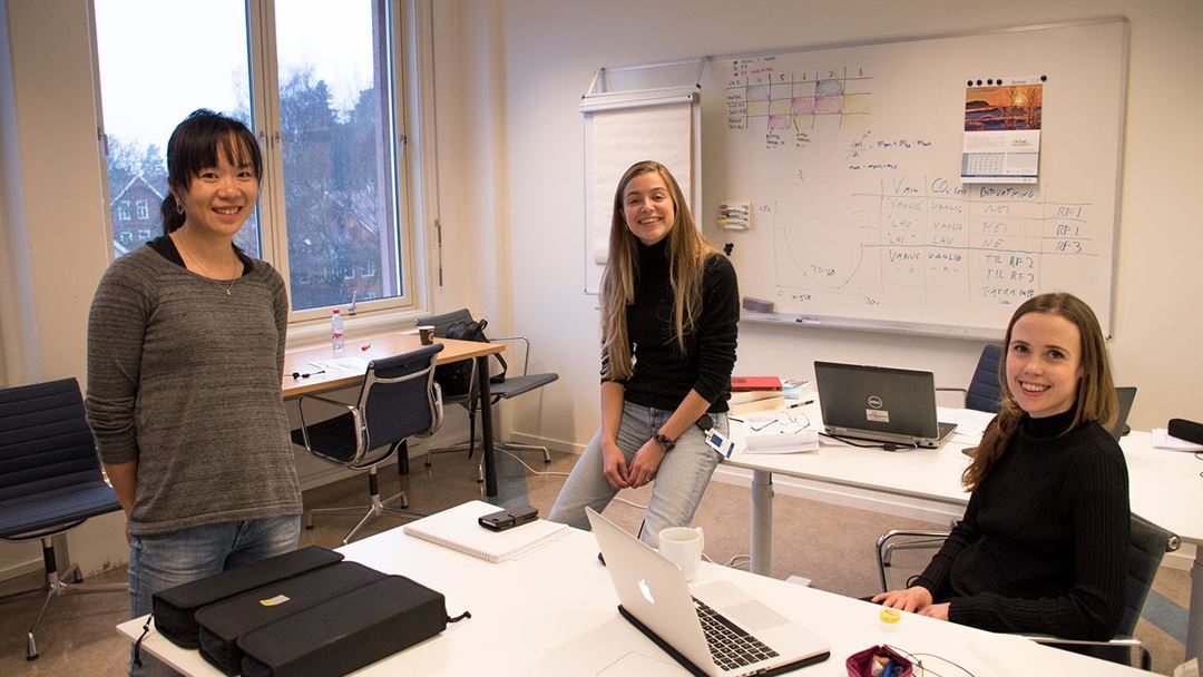 Nye ansikter: Aileen Yang (t.v.), Nora Holand og Merethe Lind har funnet seg godt til rette hos Sintef i Oslo. Foto: Jan Erik Røine.