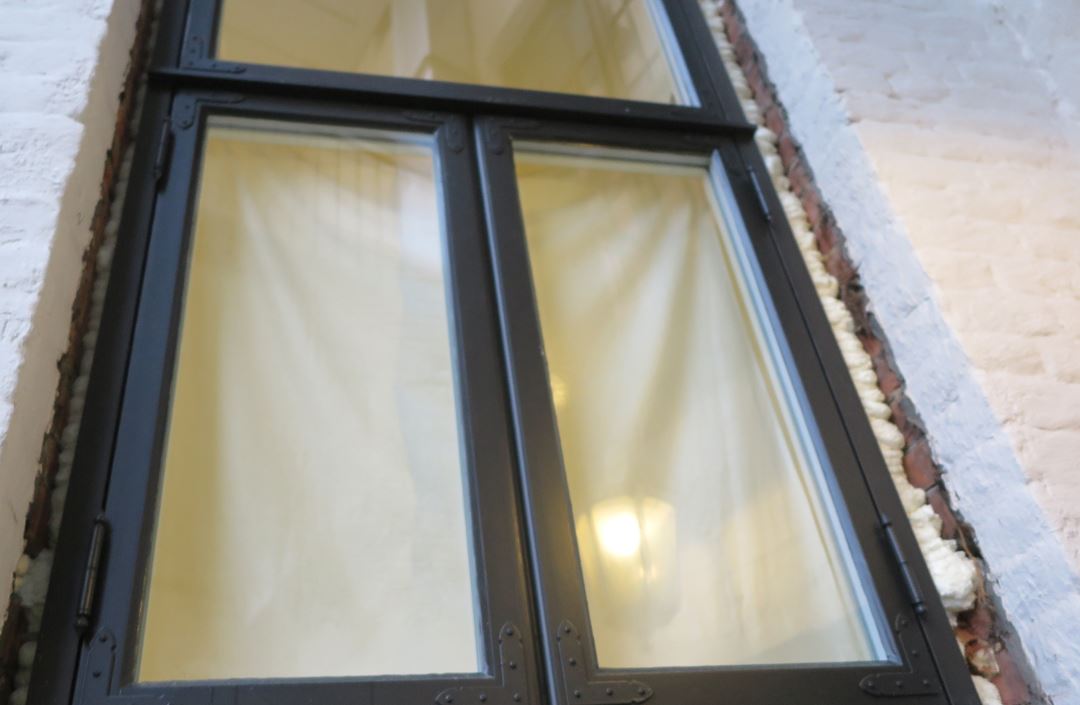 Innsetting av vindu i teglvegg som del av et rehabiliteringsprosjekt. Fugeskum er brukt rundt vinduet. 