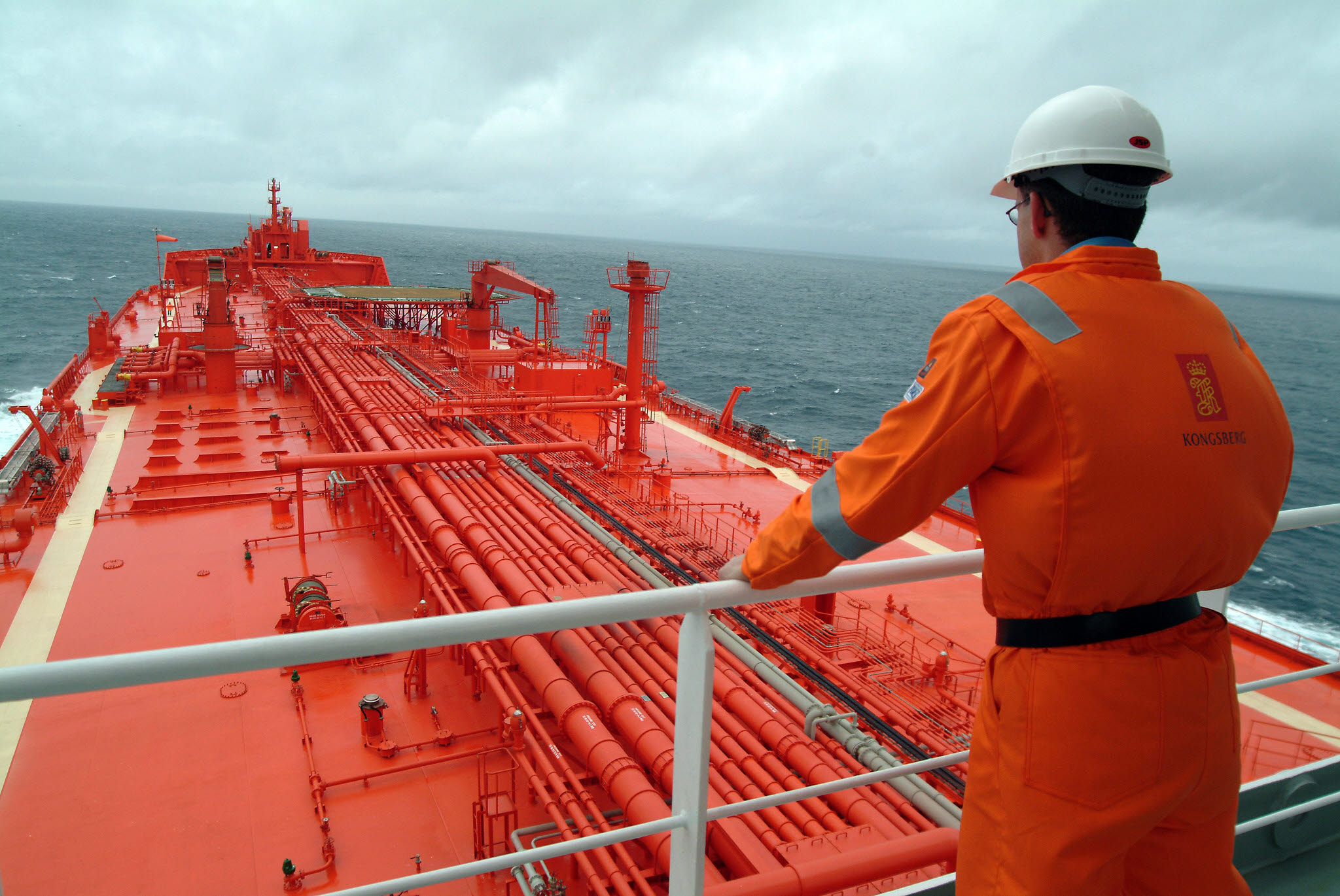 Mann står på broen på et skip