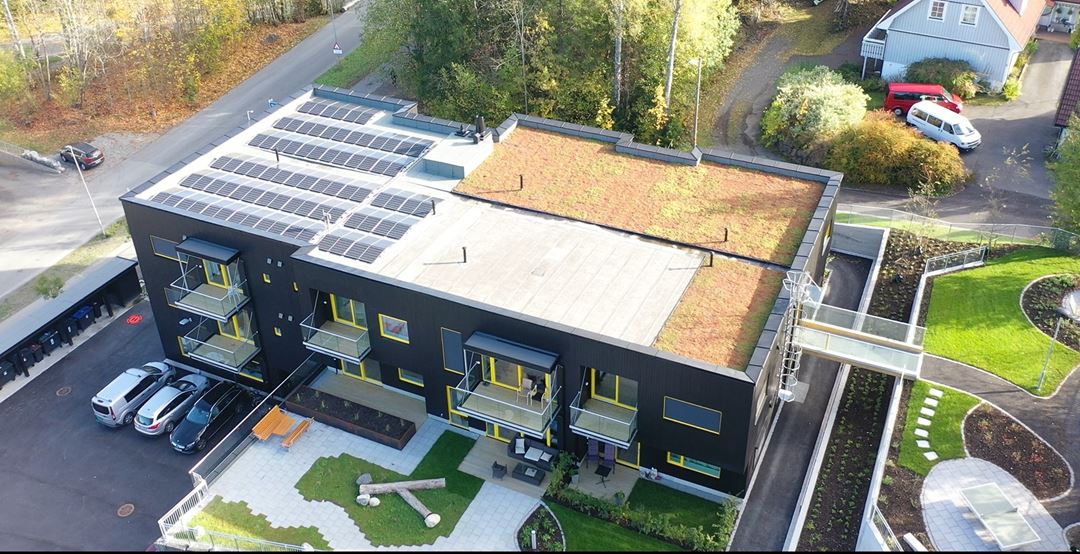 Dronefoto av Eiksveien 116, som viser blant annet viser solceller og vannfordrøyingsanlegg/grønt tak. 