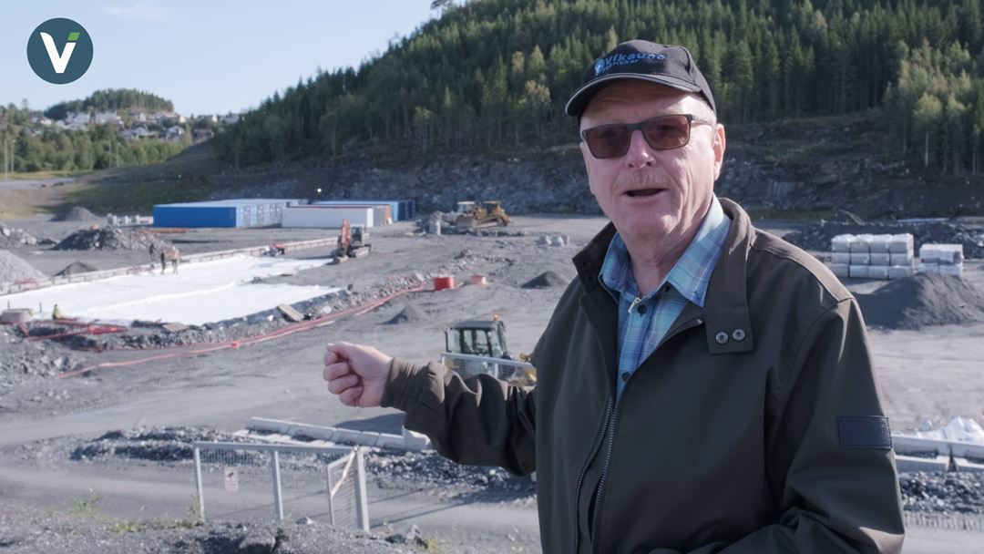 Terje Gaarden i Vikaune Fabrikker forteller om testanlegget i Malvik, med seks ulike betongdekker. 