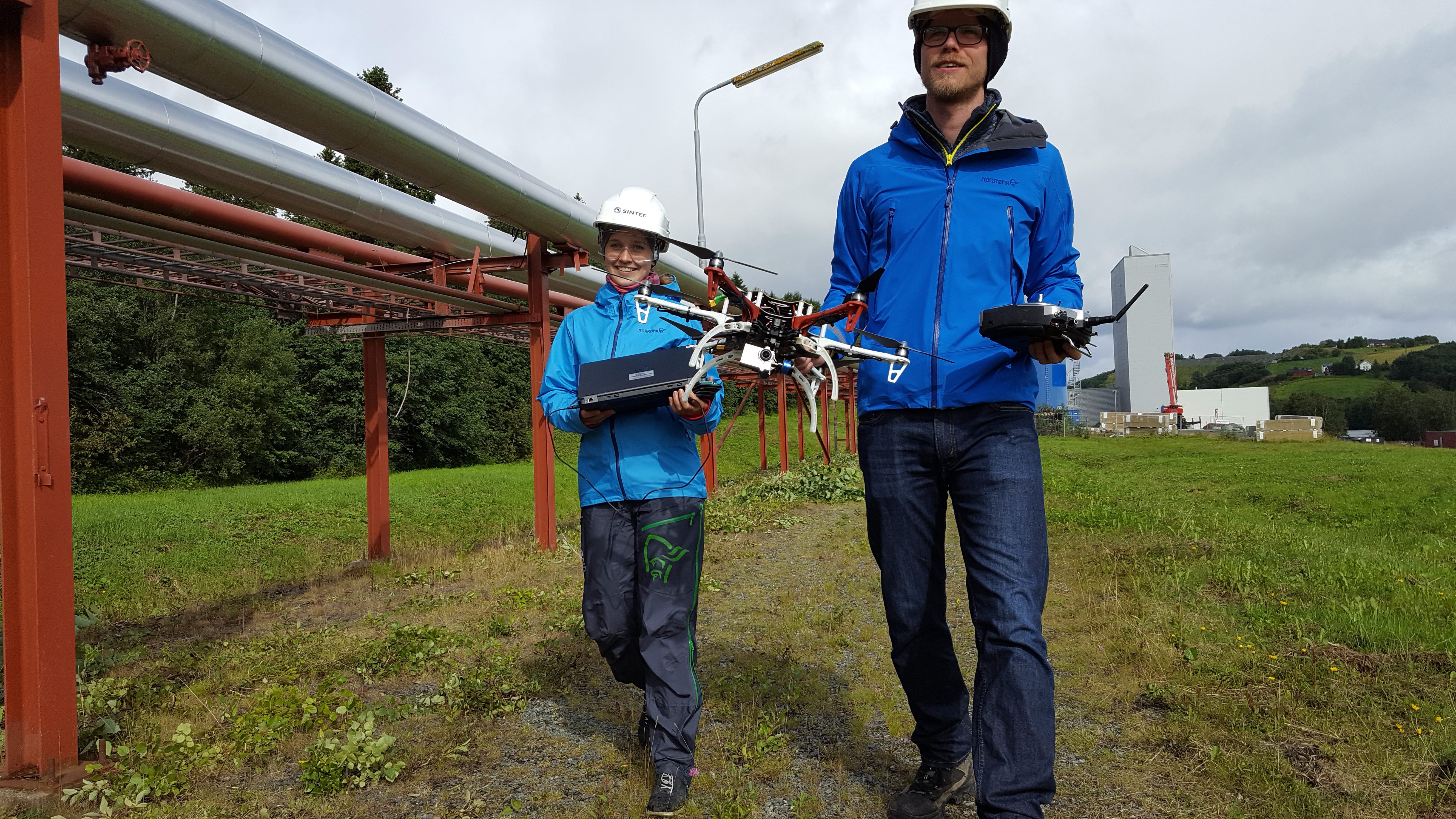 SINTEF researchers Marianne Bakken and Øystein H. Holhjem develop and test drone technologies at SINTEF's Multiphase Flow Laboratory Photo: A. Transeth / SINTEF 