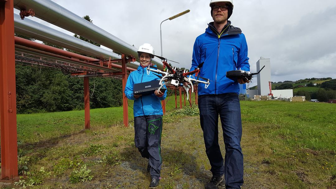 SINTEF researchers Marianne Bakken and Øystein H. Holhjem develop and test drone technologies at SINTEF's Multiphase Flow Laboratory Photo: A. Transeth / SINTEF