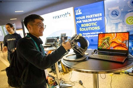 Student ser på teknologi