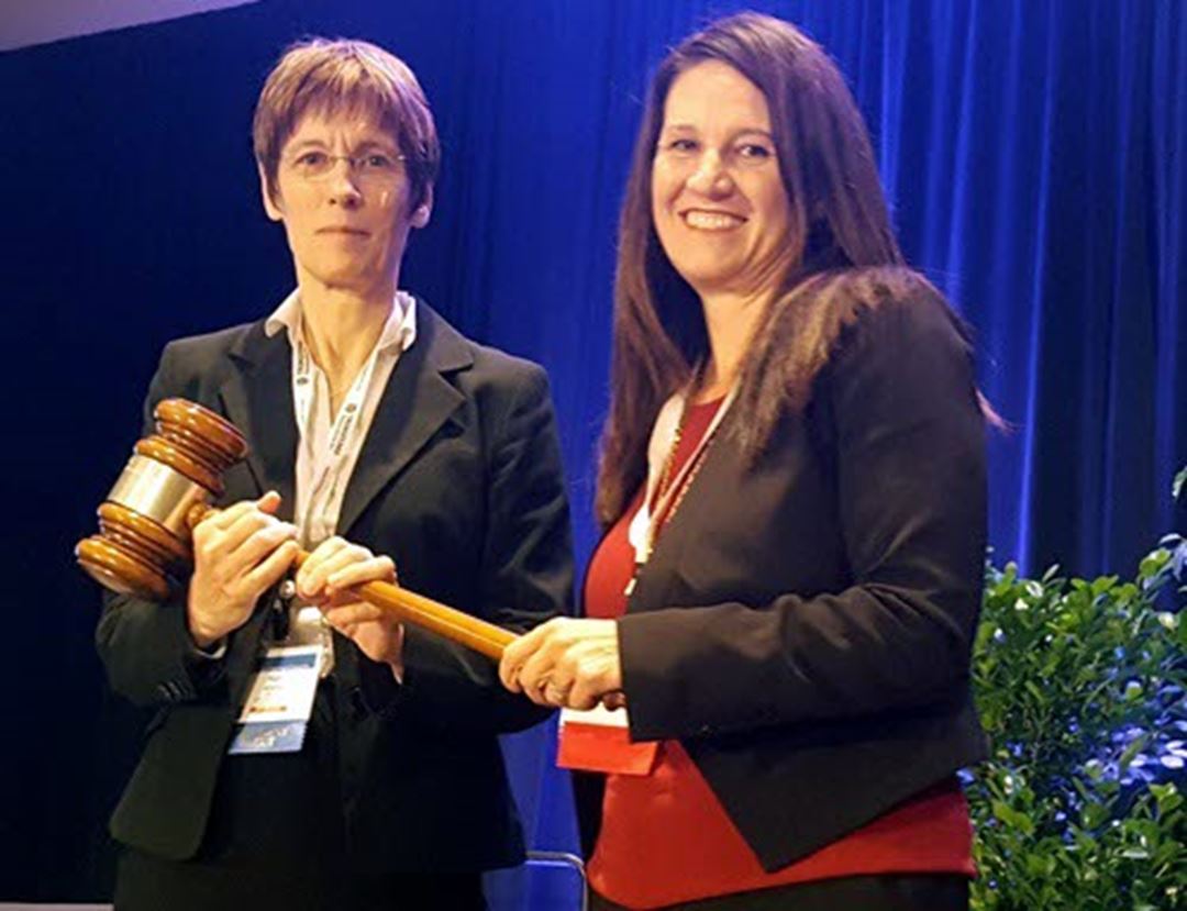 Ruth Schmid mottar hun symbolet for "tronskiftet" fra sin forgjenger i presidentembetet, amerikanske Debra Bingham.