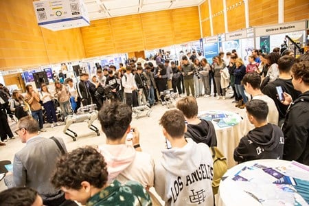 Bilde av mange studenter