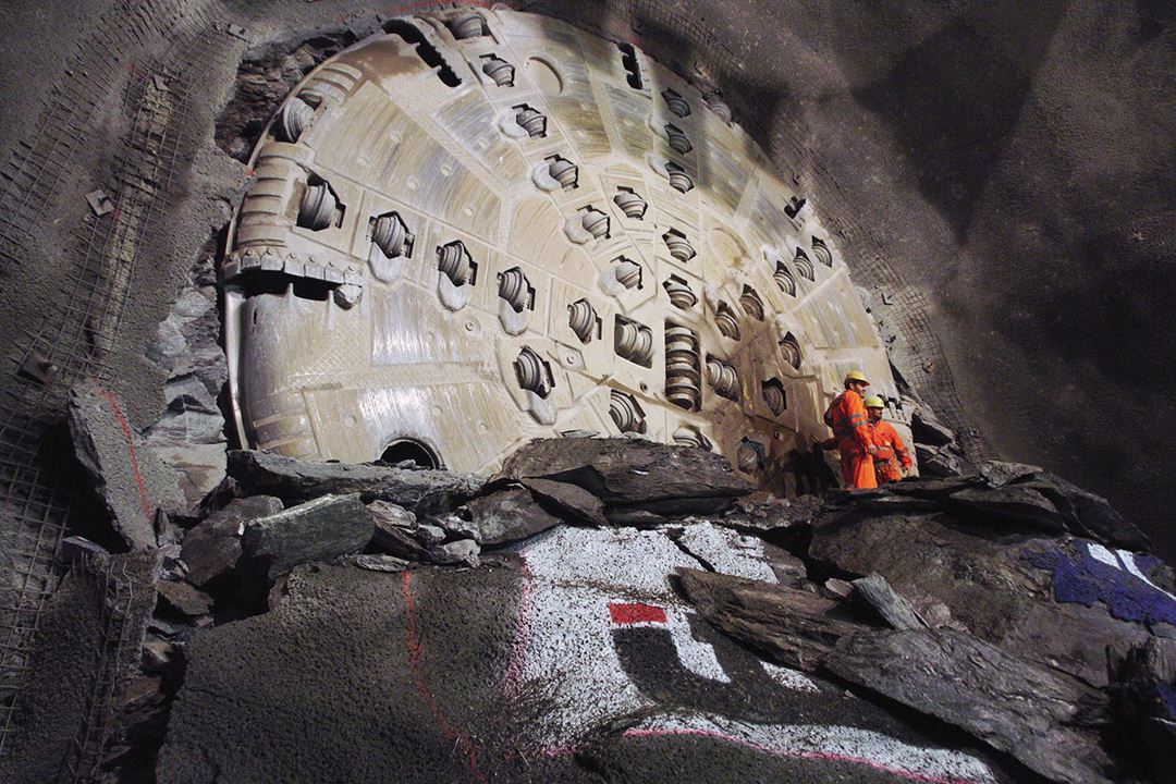 ). Her ser vi TBM-kutterhodet etter gjennomslag ved prosjektet Ceneri Base Tunnel i Sveits. 