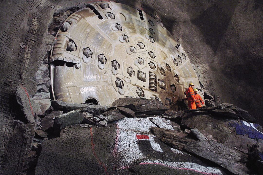 ). Her ser vi TBM-kutterhodet etter gjennomslag ved prosjektet Ceneri Base Tunnel i Sveits.